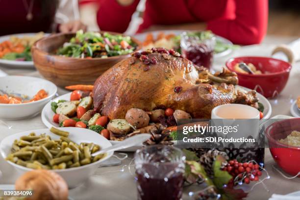 schöne weihnachtstisch mit kerzen und dekorationen geladen - slawen stock-fotos und bilder