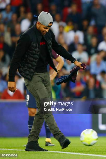 Golden State Warrior NBA player Stephen Curry attends the French championship L1 football match between Paris Saint-Germain and Saint-Etienne , on...