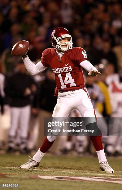 Quarterback Sam Bradford of the Oklahoma Sooners looks to throw the ball against the Missouri Tigers at Arrowhead Stadium on December 6, 2008 in...