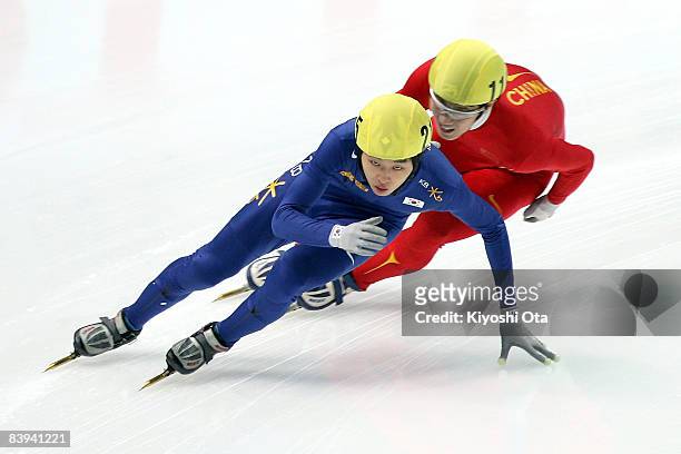 Sung Si-bak of South Korea and Han Jialiang of China compete in the Men's 500m final during the Samsung ISU World Cup Short Track 2008/2009 Nagano at...