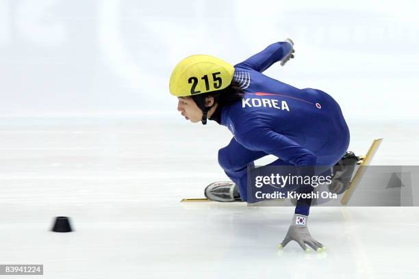 Sung Si-bak of South Korea competes in the Men's 500m final during the Samsung ISU World Cup Short Track 2008/2009 Nagano at Big Hat on December 7,...