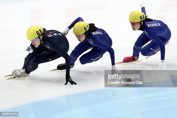 Katherine Reutter of USA, Shin Sae-bom of South Korea and Kim Min-jung of South Korea compete in the Ladies 1500m final during the Samsung ISU World...