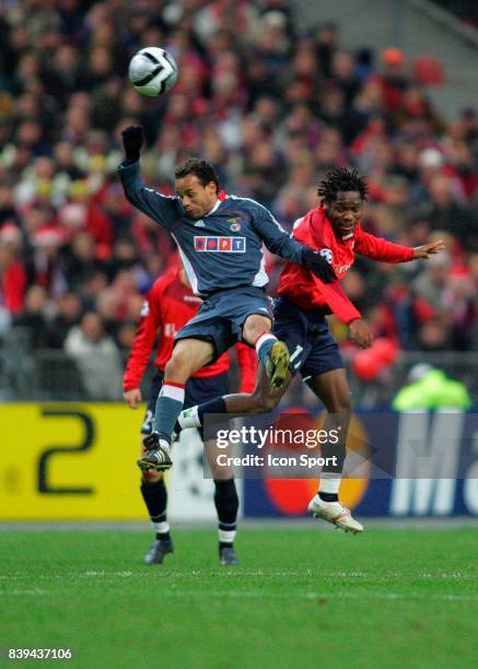 Duel aerien LEO / Jean II MAKOUN - Lille / Benfica - - 1er tour champions league 2005 / 2006 - Stade de France -