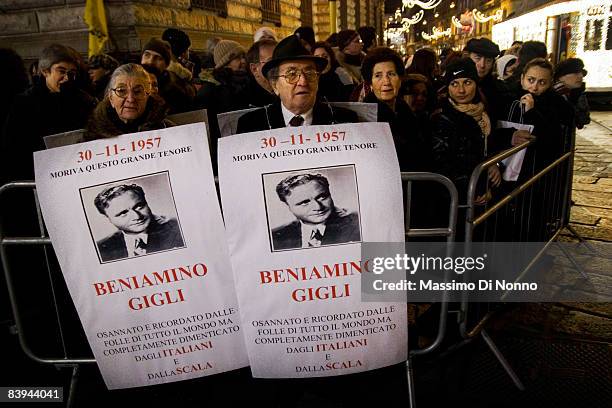 Fans of Italian opera tenor Beniamino Gigle hold his portrait outside the Teatro Alla Scala as it begins its 2008/2009 season on December 7, 2008 in...