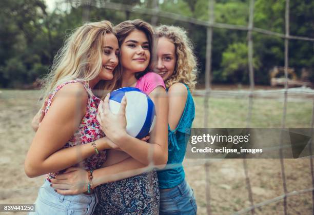 vrienden volleyballen op openbaar park - volleyball park stockfoto's en -beelden