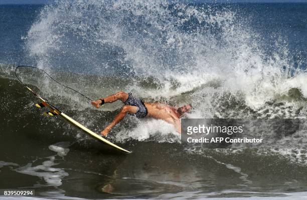Man surfs during the annual Covelong Point Classic Surf festival at Kovalam on the outskirts of Chennai on August 26, 2017. / AFP PHOTO / ARUN SANKAR