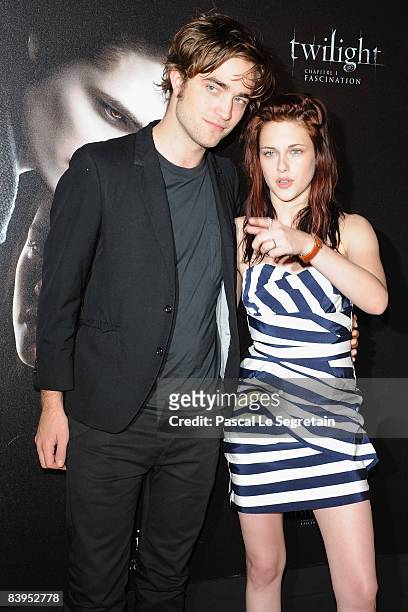 Actor Robert Pattinson and Actress Kristen Stewart pose during a photocall for the Catherine Hardwicke's film "Twilight" on December 8, 2008 at the...