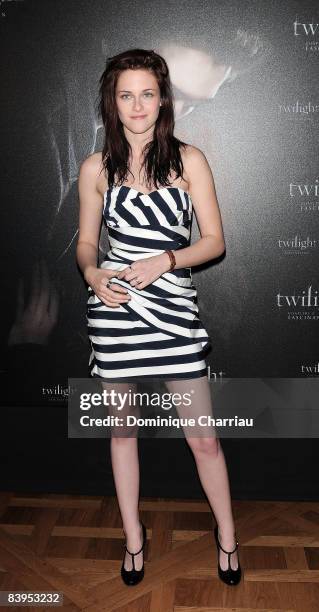 Actrees Kristen Stewart poses during the Photocall for the film twilight at the Hotel de Crillon in Paris on December 8, 2008 Paris, France.