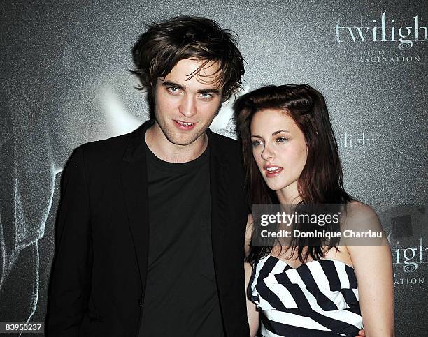 Actor Robert Pattinson and Actrees Kristen Stewart pose during the Photocall for the film twilight at the Hotel de Crillon in Paris on December 8,...