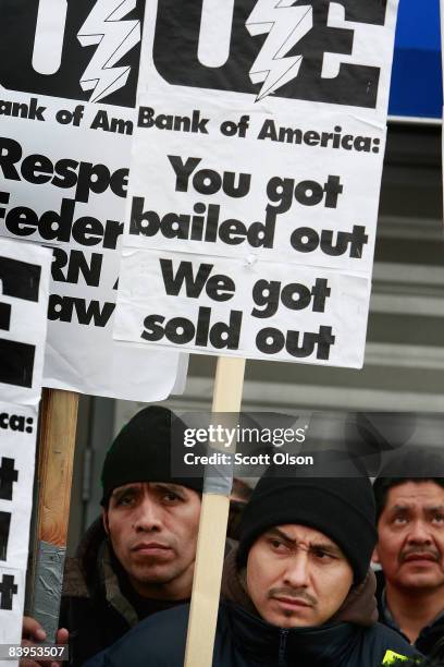 Workers hold pickets outside the Republic Windows and Doors factory December 8, 2008 in Chicago, Illinois. About 200 workers, who got three days'...