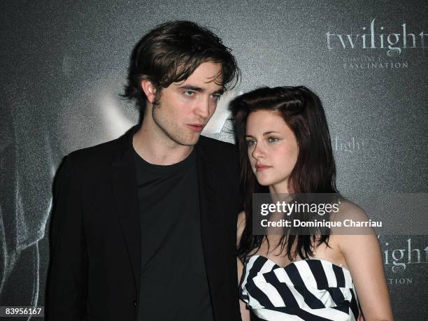 Actor Robert Pattinson and Actrees Kristen Stewart pose during the Photocall for the film twilight at the Hotel de Crillon in Paris on December 8,...