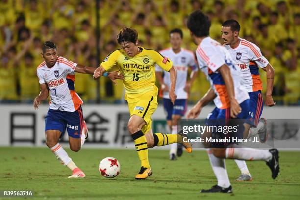 Kim Bo Kyung of Kashiwa Reysol controls the ball under pressure of Albirex Niigata defense during the J.League J1 match between Kashiwa Reysol and...