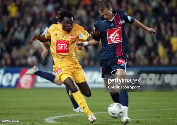 Duel Dennis OLIECH / David ROZEHNAL - Nantes / Paris Saint Germain - - 1/2 Finale de la Coupe de France 2006 -