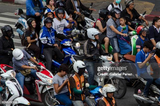 getting around in bangkok, thailand - cultura orientale photos et images de collection