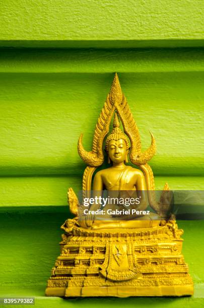 the golden buddha of wat sai yai - cultura orientale photos et images de collection