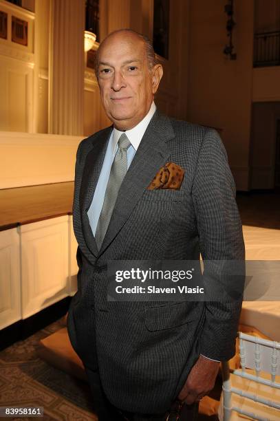 Designer Oscar de la Renta arrives at the Oscar de la Renta Pre-Fall 2009 fashion show at 583 Park Avenue on December 8, 2008 in New York City.