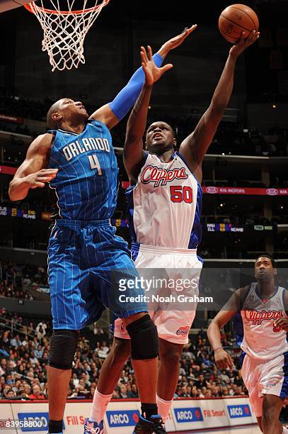 Zach Randolph of the Los Angeles Clippers attempts a shot against Tony Battie of the Orlando Magic at Staples Center on December 8, 2008 in Los...