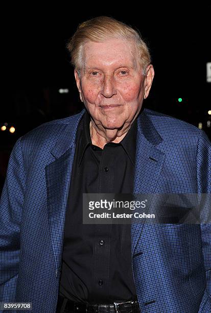 Viacom Chairman and CEO Sumner Redstone arrives on the red carpet for the Los Angeles premiere of "The Curious Case Of Benjamin Button" at the Mann's...