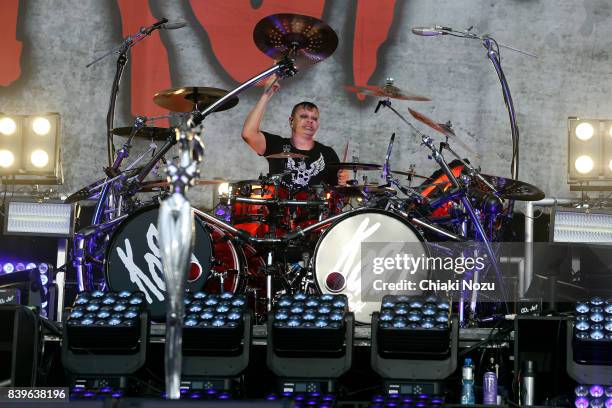 Ray Luzier of Korn performs at Reading Festival at Richfield Avenue on August 26, 2017 in Reading, England.