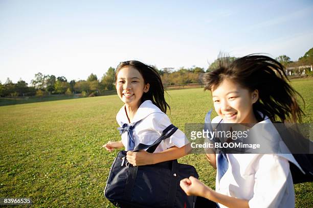 girl students running in the park - female high school student 個照片及圖片檔