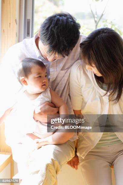parents looking into baby's face - somente japonês imagens e fotografias de stock