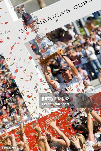 Ernesto BERTARELLI - ALINGHI - et le trophee - - 32eme Coupe de l'America - Match 7 - America's Cup 2007 - Valence -