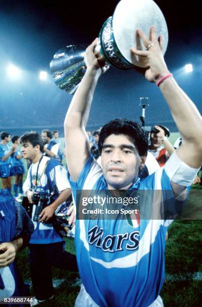 Diego Armando MARADONA soulevant la supercoupe d Italie - - Naples / Juventus - Super coupe d Italie,