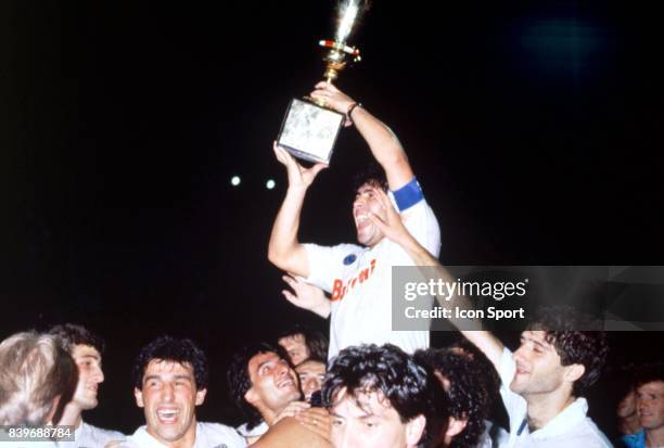 Diego Armando MARADONA levant la coupe d Italie - - Atalanta / Naples - Coupe d Italie,