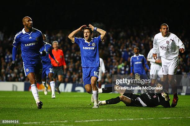 Joe Cole of Chelsea misses a golden chance shortly before Cluj equalised during the UEFA Champions League match between Chelsea and CFR 1907...