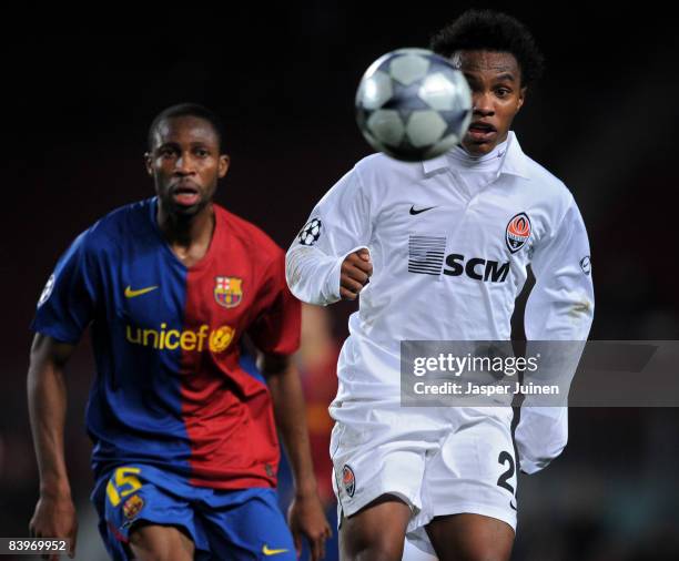 Willian of Shakhtar Donetsk controls the ball tracked by Seydou Keita of Barcelona during the UEFA Champions League Group C match between Barcelona...