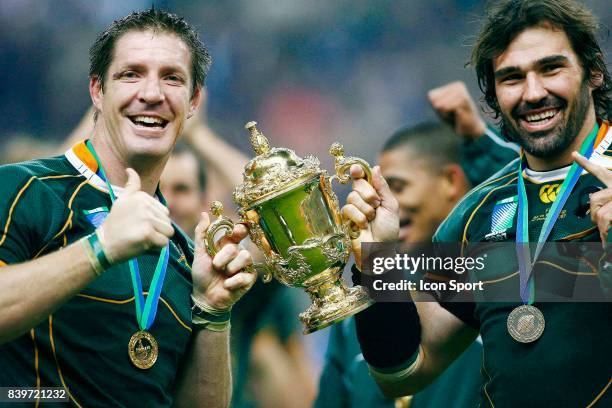 Bakkies BOTHA et Victor MATFIELD avec le trophee - - Angleterre / Afrique du Sud - Finale de la Coupe du Monde 2007 - Stade de France - Paris -
