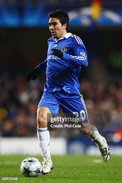 Deco of Chelsea runs with the ball during the UEFA Champions League Group A match between Chelsea and CFR Cluj - Napoca at Stamford Bridge on...