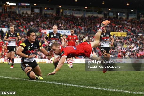 Matthew Dufty of the Dragons scores a try during the round 25 NRL match between the Penrith Panthers and the St George Illawarra Dragons at Pepper...