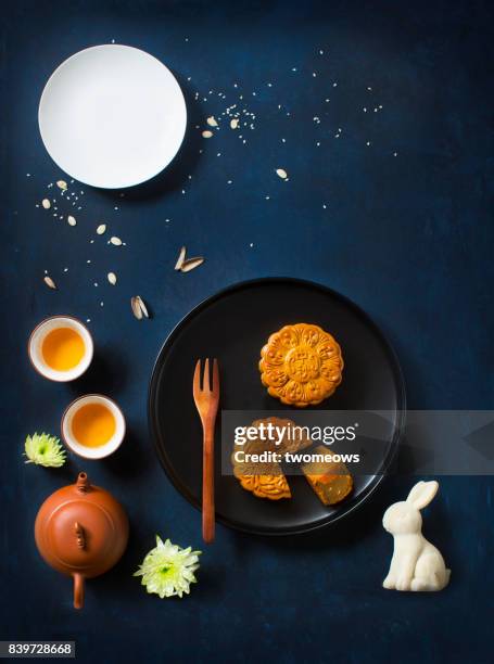 flat lay mid autumn festival food and drink table top shot. - lunar new year cup 2017 stock-fotos und bilder