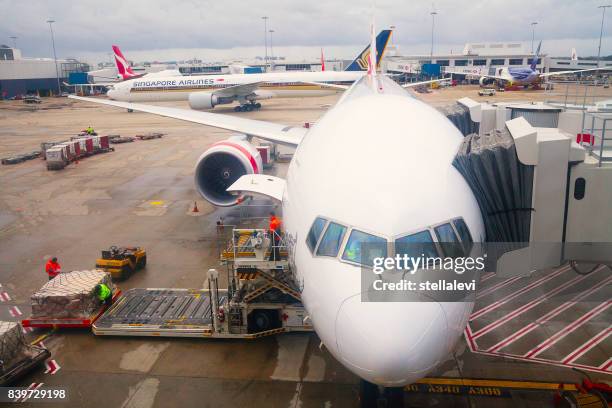 airplane at sydney international airport - lypseaus2015 stock pictures, royalty-free photos & images