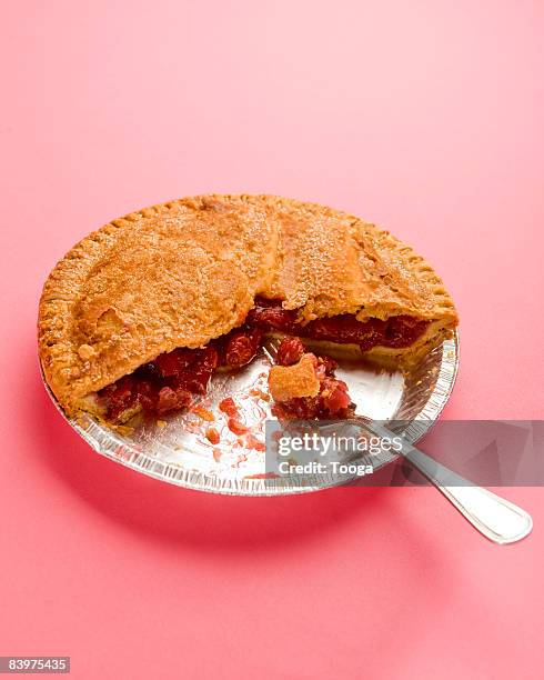 tin of cherry pie with fork - american pie stockfoto's en -beelden