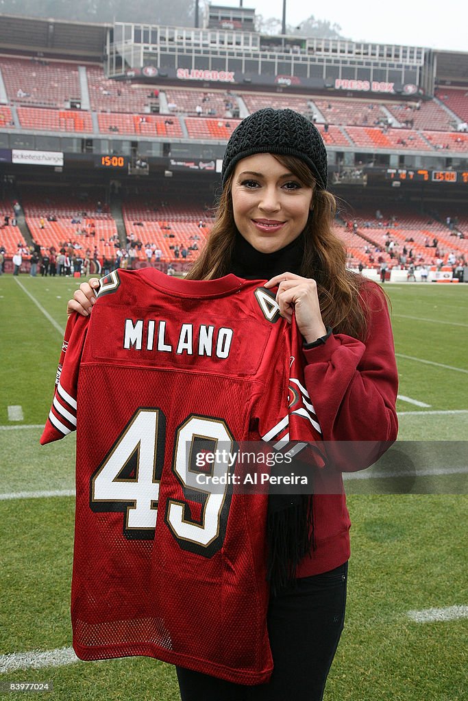 Actress Alyssa Milano shows off a 49ers jersey to compliment clothing  News Photo - Getty Images