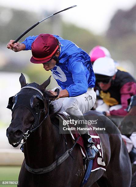 Chad Ormsby rides Mathias in the Dunstan Feeds Mile during the Lindauer Twilight Summer Series meeting at Ellerslie Racecourse on December 10, 2008...