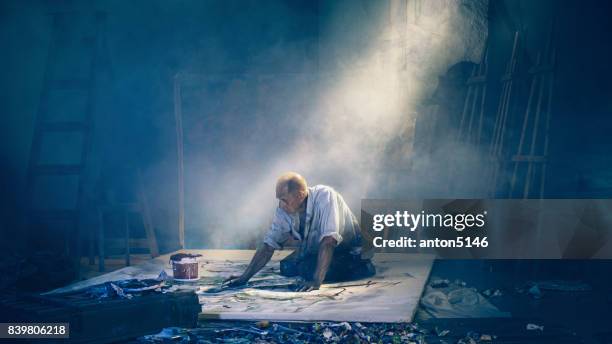 cuadro de pintura del artista en vista trasera del taller - painter artist fotografías e imágenes de stock