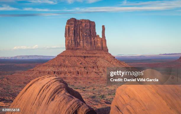 monument valley sunset - west mitten stock-fotos und bilder