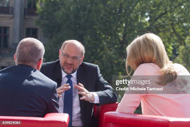 Martin Schulz, chancellor candidate of the German Social Democrats , speaks with Tina Hassel and Thomas Baumann during the ARD television studio for...