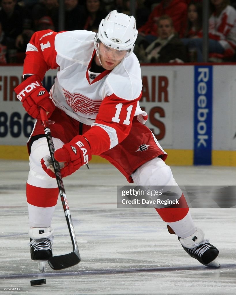 Chicago Blackhawks v Detroit Red Wings