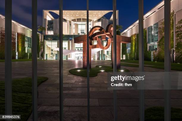 chancellor's office with fence, berlin, germany - palissades stockfoto's en -beelden