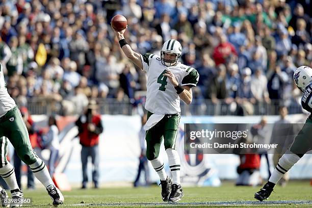 New York Jets QB Brett Favre in action, pass vs Tennessee Titans. Nashville, TN CREDIT: Damian Strohmeyer