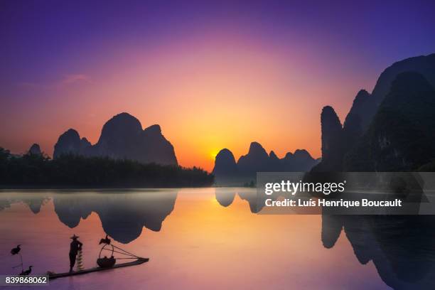 yangshuo & fisherman - yangshuo ストックフォトと画像