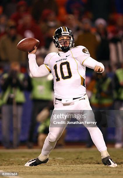 Quarterback Chase Daniel of the Missouri Tigers sets up to make a pass play against the Oklahoma Sooners at Arrowhead Stadium on December 6, 2008 in...