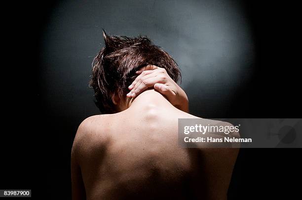 young nude woman holding her neck - dorso humano imagens e fotografias de stock
