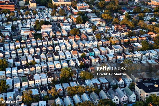 volants sur residential district of new jersey - new jersey photos et images de collection