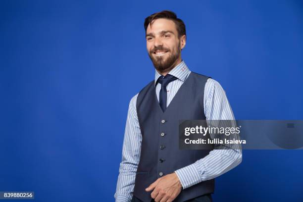 smiling man in elegant suit on blue - da cintura para cima imagens e fotografias de stock