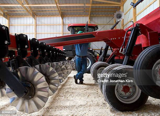 wisconsin corn farmer - farm machinery stock-fotos und bilder